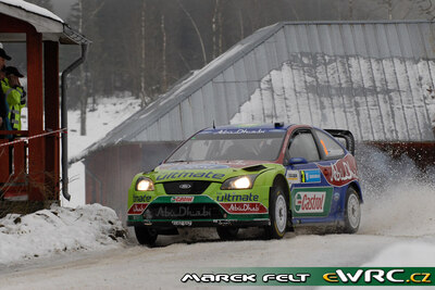 Mikko Hirvonen - Jarmo Lehtinen
57º Uddeholm Swedish Rally 2008. Ford Focus RS WRC '07 (EU07 SSZ). Clasificado 2º.
BP Ford Abu Dhabi WRT

Del 8 al 10 de Febrero, Karlstad.
Superficie: nieve - hielo.

El Rally tenia un total de 1408.94 km de los que 340.24 km divididos en 3 etapas y 20 tramos eran cronometrados.

Tomaron la salida 61 equipos, finalizaron 49.

© Marek Felt
@
Palabras clave: ;Ford;Focus;WRC;Suecia;2008;Nieve