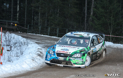 Gianluigi Galli - Giovanni Bernacchini
57º Uddeholm Swedish Rally 2008. Ford Focus RS WRC '07 (EJ56 FXA). Clasificado 3º.
Stobart VK Ford Rally Team

Del 8 al 10 de Febrero, Karlstad.
Superficie: nieve - hielo.

El Rally tenia un total de 1408.94 km de los que 340.24 km divididos en 3 etapas y 20 tramos eran cronometrados.

Tomaron la salida 61 equipos, finalizaron 49.

© Petr Sagner
@
Palabras clave: Ford;Focus;WRC;Suecia;2008;Nieve