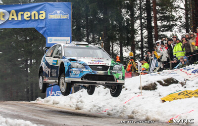 Gianluigi Galli - Giovanni Bernacchini
57º Uddeholm Swedish Rally 2008. Ford Focus RS WRC '07 (EJ56 FXA). Clasificado 3º.
Stobart VK Ford Rally Team

Del 8 al 10 de Febrero, Karlstad.
Superficie: nieve - hielo.

El Rally tenia un total de 1408.94 km de los que 340.24 km divididos en 3 etapas y 20 tramos eran cronometrados.

Tomaron la salida 61 equipos, finalizaron 49.

© Petr Sagner
@
Palabras clave: Ford;Focus;WRC;Suecia;2008;Nieve;