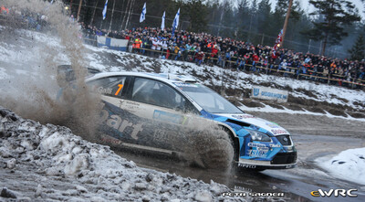 Gianluigi Galli - Giovanni Bernacchini
57º Uddeholm Swedish Rally 2008. Ford Focus RS WRC '07 (EJ56 FXA). Clasificado 3º.
Stobart VK Ford Rally Team

Del 8 al 10 de Febrero, Karlstad.
Superficie: nieve - hielo.

El Rally tenia un total de 1408.94 km de los que 340.24 km divididos en 3 etapas y 20 tramos eran cronometrados.

Tomaron la salida 61 equipos, finalizaron 49.

© Petr Sagner
@
Palabras clave: Ford;Focus;WRC;Suecia;2008;Nieve