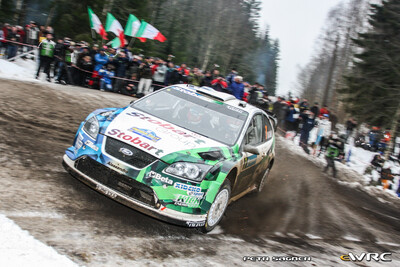 Gianluigi Galli - Giovanni Bernacchini
57º Uddeholm Swedish Rally 2008. Ford Focus RS WRC '07 (EJ56 FXA). Clasificado 3º.
Stobart VK Ford Rally Team

Del 8 al 10 de Febrero, Karlstad.
Superficie: nieve - hielo.

El Rally tenia un total de 1408.94 km de los que 340.24 km divididos en 3 etapas y 20 tramos eran cronometrados.

Tomaron la salida 61 equipos, finalizaron 49.

© Petr Sagner
@
Palabras clave: Ford;Focus;WRC;Suecia;2008;Nieve