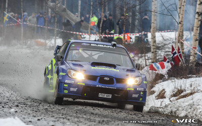 Petter Solberg - Phil Mills
57º Uddeholm Swedish Rally 2008. Subaru Impreza S12B WRC '07 (FT57 SRT). Clasificado 4º.
Subaru World Rally Team

Del 8 al 10 de Febrero, Karlstad.
Superficie: nieve - hielo.

El Rally tenia un total de 1408.94 km de los que 340.24 km divididos en 3 etapas y 20 tramos eran cronometrados.

Tomaron la salida 61 equipos, finalizaron 49.

© Petr Sagner
@
Palabras clave: Petter_Solberg;Subaru;Impreza;WRC;Suecia;2008;Nieve