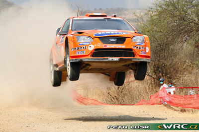 Henning Solberg - Cato Menkerud
5º Corona Rally Mexico 2008. Ford Focus RS WRC '07 (EO56 TZR). Clasificado 5º.
Munchi's Ford WRT

Del 28 de Febrero al 2 de Marzo, León.
Superficie: tierra.

El Rally tenia un total de 808.53 km de los que 353.75 km divididos en 3 etapas y 20 tramos eran cronometrados (1 de ellos fue cancelado SS18 Guanajuatito de 22.3 km).

Tomaron la salida 40 equipos, finalizaron 28.

© Petr Lusk
@@
Palabras clave: Ford;Focus;WRC;Mexico;2008