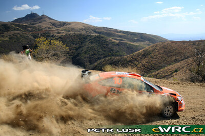 Henning Solberg - Cato Menkerud
5º Corona Rally Mexico 2008. Ford Focus RS WRC '07 (EO56 TZR). Clasificado 5º.
Munchi's Ford WRT

Del 28 de Febrero al 2 de Marzo, León.
Superficie: tierra.

El Rally tenia un total de 808.53 km de los que 353.75 km divididos en 3 etapas y 20 tramos eran cronometrados (1 de ellos fue cancelado SS18 Guanajuatito de 22.3 km).

Tomaron la salida 40 equipos, finalizaron 28.

© Petr Lusk
@@
Palabras clave: Ford;Focus;WRC;Mexico;2008