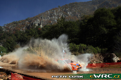 Henning Solberg - Cato Menkerud
5º Corona Rally Mexico 2008. Ford Focus RS WRC '07 (EO56 TZR). Clasificado 5º.
Munchi's Ford WRT

Del 28 de Febrero al 2 de Marzo, León.
Superficie: tierra.

El Rally tenia un total de 808.53 km de los que 353.75 km divididos en 3 etapas y 20 tramos eran cronometrados (1 de ellos fue cancelado SS18 Guanajuatito de 22.3 km).

Tomaron la salida 40 equipos, finalizaron 28.

© Petr Lusk
@@
Palabras clave: Ford;Focus;WRC;Mexico;2008