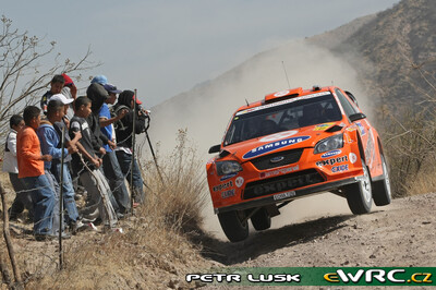 Henning Solberg - Cato Menkerud
5º Corona Rally Mexico 2008. Ford Focus RS WRC '07 (EO56 TZR). Clasificado 5º.
Munchi's Ford WRT

Del 28 de Febrero al 2 de Marzo, León.
Superficie: tierra.

El Rally tenia un total de 808.53 km de los que 353.75 km divididos en 3 etapas y 20 tramos eran cronometrados (1 de ellos fue cancelado SS18 Guanajuatito de 22.3 km).

Tomaron la salida 40 equipos, finalizaron 28.

© Petr Lusk
@@
Palabras clave: Ford;Focus;WRC;Mexico;2008