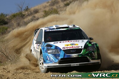 Matthew Wilson - Scott Martin
5º Corona Rally Mexico 2008. Ford Focus RS WRC '07 (EA07 RGZ). Clasificado 6º.
Stobart VK Ford Rally Team

Del 28 de Febrero al 2 de Marzo, León.
Superficie: tierra.

El Rally tenia un total de 808.53 km de los que 353.75 km divididos en 3 etapas y 20 tramos eran cronometrados (1 de ellos fue cancelado SS18 Guanajuatito de 22.3 km).

Tomaron la salida 40 equipos, finalizaron 28.

© Petr Lusk
@@
Palabras clave: Ford;Focus;WRC;Mexico;2008
