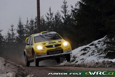 Toni Gardemeister - Tomi Tuominen
57º Uddeholm Swedish Rally 2008. Suzuki SX4 WRC (TKA 301 chi 1891). Clasificado 7º.
Suzuki World Rally Team

Del 8 al 10 de Febrero, Karlstad.
Superficie: nieve - hielo.

El Rally tenia un total de 1408.94 km de los que 340.24 km divididos en 3 etapas y 20 tramos eran cronometrados.

Tomaron la salida 61 equipos, finalizaron 49.

© Marek Felt
@
Palabras clave: Toni_Gardemeister;Suzuki;WRC;Suecia;2008;Nieve