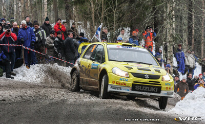 Toni Gardemeister - Tomi Tuominen
57º Uddeholm Swedish Rally 2008. Suzuki SX4 WRC (TKA 301 chi 1891). Clasificado 7º.
Suzuki World Rally Team

Del 8 al 10 de Febrero, Karlstad.
Superficie: nieve - hielo.

El Rally tenia un total de 1408.94 km de los que 340.24 km divididos en 3 etapas y 20 tramos eran cronometrados.

Tomaron la salida 61 equipos, finalizaron 49.

© Petr Sagner
@@
Palabras clave: Toni_Gardemeister;Suzuki;WRC;Suecia;2008;Nieve