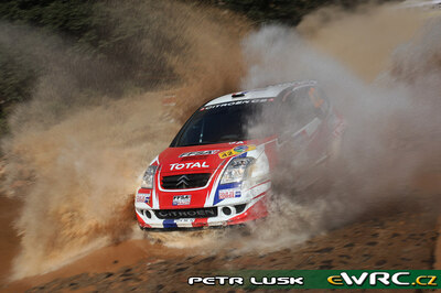 Sébastien Ogier - Julien Ingrassia
5º Corona Rally Mexico 2008. Citroën C2 S1600. Clasificado 8º.
Equipe de France FFSA

Del 28 de Febrero al 2 de Marzo, León.
Superficie: tierra.

El Rally tenia un total de 808.53 km de los que 353.75 km divididos en 3 etapas y 20 tramos eran cronometrados (1 de ellos fue cancelado SS18 Guanajuatito de 22.3 km).

Tomaron la salida 40 equipos, finalizaron 28.

© Petr Lusk
@@
Palabras clave: Sebastien_Ogier;Citroen;Mexico;2008