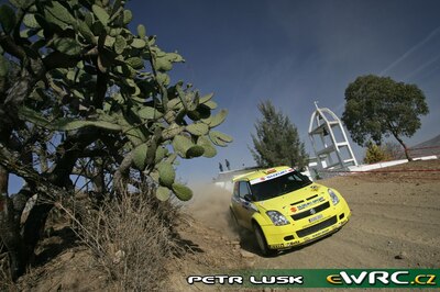 Michal Kosciuszko - Maciej Szczepaniak
5º Corona Rally Mexico 2008. Suzuki Swift S1600 (SSE 001). Clasificado 10º.

Del 28 de Febrero al 2 de Marzo, León.
Superficie: tierra.

El Rally tenia un total de 808.53 km de los que 353.75 km divididos en 3 etapas y 20 tramos eran cronometrados (1 de ellos fue cancelado SS18 Guanajuatito de 22.3 km).

Tomaron la salida 40 equipos, finalizaron 28.

© Petr Lusk
@@
Palabras clave: Suzuki;Swift;Mexico;2008