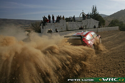 Conrad Rautenbach - David Senior
5º Corona Rally Mexico 2008. Citroën C4 WRC (728 EGZ 78). Clasificado 15º.

Del 28 de Febrero al 2 de Marzo, León.
Superficie: tierra.

El Rally tenia un total de 808.53 km de los que 353.75 km divididos en 3 etapas y 20 tramos eran cronometrados (1 de ellos fue cancelado SS18 Guanajuatito de 22.3 km).

Tomaron la salida 40 equipos, finalizaron 28.

© Petr Lusk
@@
Palabras clave: Citroen;WRC;Mexico;2008