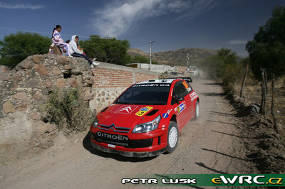 Conrad Rautenbach - David Senior
5º Corona Rally Mexico 2008. Citroën C4 WRC (728 EGZ 78). Clasificado 15º.

Del 28 de Febrero al 2 de Marzo, León.
Superficie: tierra.

El Rally tenia un total de 808.53 km de los que 353.75 km divididos en 3 etapas y 20 tramos eran cronometrados (1 de ellos fue cancelado SS18 Guanajuatito de 22.3 km).

Tomaron la salida 40 equipos, finalizaron 28.

© Petr Lusk
@@
Palabras clave: Citroen;WRC;Mexico;2008
