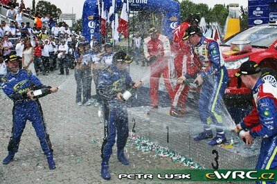 5º Corona Rally Mexico 2008
PODIUM y CELEBRACIÓN

1º
Sébastien Loeb - Daniel Elena
Citröen C4 WRC (733 EGZ 78)
Citroën Total WRT

2º
Chris Atkinson - Stéphane Prévot
Subaru Impreza S12B WRC '07 (JT56 SRT)
Subaru World Rally Team

3º
Jari-Matti Latvala - Miikka Anttila
Ford Focus RS WRC '07 (EU07 SUF)
BP Ford Abu Dhabi WRT

Del 28 de Febrero al 2 de Marzo, León.
Superficie: tierra.

El Rally tenia un total de 808.53 km de los que 353.75 km divididos en 3 etapas y 20 tramos eran cronometrados (1 de ellos fue cancelado SS18 Guanajuatito de 22.3 km).

Tomaron la salida 40 equipos, finalizaron 28.

© Petr Lusk
@@@@
Palabras clave: Podium;Personajes;Jari-Matti_Latvala;Sebastien_Loeb;Chris_Atkinson;Mexico;2008