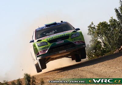 Mikko Hirvonen - Jarmo Lehtinen
43º Vodafone Rally de Portugal 2009. Ford Focus RS WRC '08 (PX08 AXC). Clasificado 2º.
BP Ford Abu Dhabi WRT

Del 2 al 5 de Abril, Faro.
Superficie: tierra.

El Rally tenia un total de 1164.99 km de los que 361.36 km divididos en 3 etapas y18 tramos eran cronometrados.

Tomaron la salida 70 equipos, finalizaron 41.

© Cornell Hache
@@
Palabras clave: ;Ford;Focus;WRC;Portugal;2009