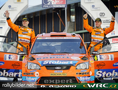 Henning Solberg - Cato Menkerud
Rally Norway 2009. Ford Focus RS WRC '08 (EU07 SUA). Clasificado 4º.
Stobart VK Ford Rally Team

Del 12 al 15 de Febrero, Hamar.
Superficie: nieve - hielo.

El Rally tenia un total de 1230.15 km de los que 360.90 km divididos en 3 etapas y 23 tramos eran cronometrados.

Tomaron la salida 42 equipos, finalizaron 34.

© Benjamin A. Ward
@
Palabras clave: ;Ford;Focus;WRC;Noruega;2009;Nieve