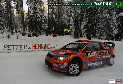 Henning Solberg - Cato Menkerud
Rally Norway 2009. Ford Focus RS WRC '08 (EU07 SUA). Clasificado 4º.
Stobart VK Ford Rally Team

Del 12 al 15 de Febrero, Hamar.
Superficie: nieve - hielo.

El Rally tenia un total de 1230.15 km de los que 360.90 km divididos en 3 etapas y 23 tramos eran cronometrados.

Tomaron la salida 42 equipos, finalizaron 34.

© Greg Roslon
@@
Palabras clave: ;Ford;Focus;WRC;Noruega;2009;Nieve