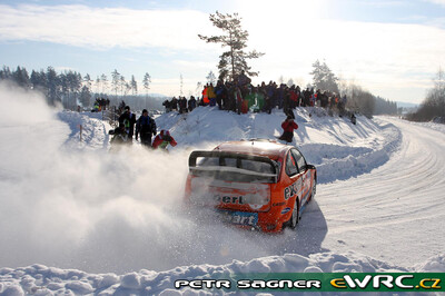 Henning Solberg - Cato Menkerud
Rally Norway 2009. Ford Focus RS WRC '08 (EU07 SUA). Clasificado 4º.
Stobart VK Ford Rally Team

Del 12 al 15 de Febrero, Hamar.
Superficie: nieve - hielo.

El Rally tenia un total de 1230.15 km de los que 360.90 km divididos en 3 etapas y 23 tramos eran cronometrados.

Tomaron la salida 42 equipos, finalizaron 34.

© Petr Sagner
@@
Palabras clave: ;Ford;Focus;WRC;Noruega;2009;Nieve