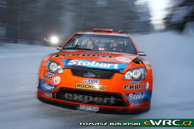 Henning Solberg - Cato Menkerud
Rally Norway 2009. Ford Focus RS WRC '08 (EU07 SUA). Clasificado 4º.
Stobart VK Ford Rally Team

Del 12 al 15 de Febrero, Hamar.
Superficie: nieve - hielo.

El Rally tenia un total de 1230.15 km de los que 360.90 km divididos en 3 etapas y 23 tramos eran cronometrados.

Tomaron la salida 42 equipos, finalizaron 34.

© Tomasz Kalinski
@
Palabras clave: ;Ford;Focus;WRC;Noruega;2009;Nieve