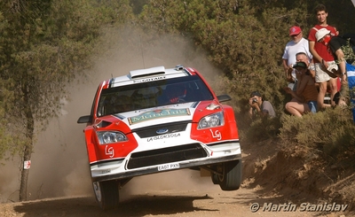 Federico Villagra - José Luis Díaz
56º Acropolis Rally of Greece 2009. Ford Focus RS WRC 08 (EA07 PXN). Clasificado 4º.

Del 11 al 14 de Junio, Loutraki, Grecia.
Superficie: tierra.

El Rally tenia un total de 1178.17 Km de los que 371.02 Km divididos en 17 tramos eran especiales (2 de ellas fueron canceladas SS3 Evangelistria de 21.03 Km y SS16 Loutraki 2 de 8.98 Km).

Se inscribieron 47 equipos, tomaron la salida 45, finalizaron 33.

© Martin Stanislav
@
Palabras clave: Ford;Focus;WRC;Acropolis;Grecia;2009
