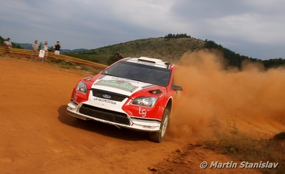 Federico Villagra - José Luis Díaz
56º Acropolis Rally of Greece 2009. Ford Focus RS WRC 08 (EA07 PXN). Clasificado 4º.

Del 11 al 14 de Junio, Loutraki, Grecia.
Superficie: tierra.

El Rally tenia un total de 1178.17 Km de los que 371.02 Km divididos en 17 tramos eran especiales (2 de ellas fueron canceladas SS3 Evangelistria de 21.03 Km y SS16 Loutraki 2 de 8.98 Km).

Se inscribieron 47 equipos, tomaron la salida 45, finalizaron 33.

© Martin Stanislav
@
Palabras clave: Ford;Focus;WRC;Acropolis;Grecia;2009