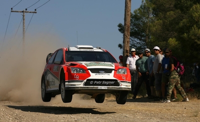 Federico Villagra - José Luis Díaz
56º Acropolis Rally of Greece 2009. Ford Focus RS WRC 08 (EA07 PXN). Clasificado 4º.

Del 11 al 14 de Junio, Loutraki, Grecia.
Superficie: tierra.

El Rally tenia un total de 1178.17 Km de los que 371.02 Km divididos en 17 tramos eran especiales (2 de ellas fueron canceladas SS3 Evangelistria de 21.03 Km y SS16 Loutraki 2 de 8.98 Km).

Se inscribieron 47 equipos, tomaron la salida 45, finalizaron 33.

© Petr Sagner
@@
Palabras clave: Ford;Focus;WRC;Acropolis;Grecia;2009