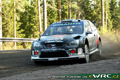 Matti Rantanen - Mikko Lukka
59º Neste Oil Rally Finland 2009. Ford Focus RS WRC '08 (EU07 SSZ). Clasificado 5º.
Munchi's Ford WRT

Del 30 de Julio al 2 de Agosto, Jyväskylä, Finlandia.
Superficie: tierra.

El Rally tenía un total de 1449.61 km de los que 345 Km divididos en 23 tramos eran especiales.

Tomaron la salida 90 equipos, finalizaron 60.

© Vladimír Mandík jr.
@@
Palabras clave: Ford;Focus;WRC;Finlandia;2009