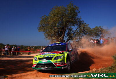 Khalid Al-Qassimi - Michael Orr
43º Vodafone Rally de Portugal 2009. Ford Focus RS WRC '08 (EU07 SSZ). Clasificado 8º.
BP Ford Abu Dhabi WRT

Del 2 al 5 de Abril, Faro.
Superficie: tierra.

El Rally tenia un total de 1164.99 km de los que 361.36 km divididos en 3 etapas y18 tramos eran cronometrados.

Tomaron la salida 70 equipos, finalizaron 41.

© Greg Roslon
@@
Palabras clave: Ford;Focus;WRC;Portugal;2009
