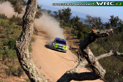 Khalid Al-Qassimi - Michael Orr
43º Vodafone Rally de Portugal 2009. Ford Focus RS WRC '08 (EU07 SSZ). Clasificado 8º.
BP Ford Abu Dhabi WRT

Del 2 al 5 de Abril, Faro.
Superficie: tierra.

El Rally tenia un total de 1164.99 km de los que 361.36 km divididos en 3 etapas y18 tramos eran cronometrados.

Tomaron la salida 70 equipos, finalizaron 41.

© Greg Roslon
@@
Palabras clave: Ford;Focus;WRC;Portugal;2009