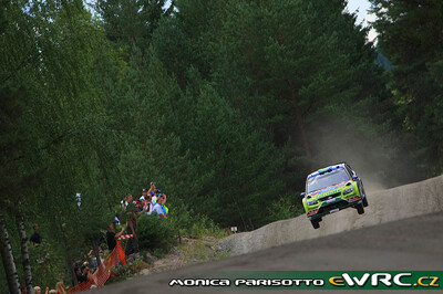 Khalid Al-Qassimi - Michael Orr
59º Neste Oil Rally Finland 2009. Ford Focus RS WRC '09 (EJ-1611). Clasificado 9º.
BP Ford Abu Dhabi WRT

Del 30 de Julio al 2 de Agosto, Jyväskylä, Finlandia.
Superficie: tierra.

El Rally tenía un total de 1449.61 km de los que 345 Km divididos en 23 tramos eran especiales.

Tomaron la salida 90 equipos, finalizaron 60.

© Monica Parisotto
@
Palabras clave: Ford;Focus;WRC;Finlandia;2009;