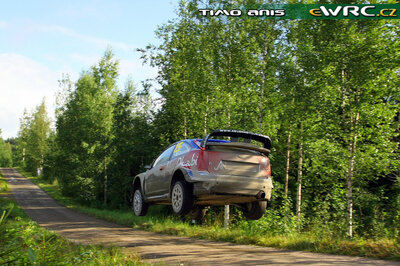 Khalid Al-Qassimi - Michael Orr
59º Neste Oil Rally Finland 2009. Ford Focus RS WRC '09 (EJ-1611). Clasificado 9º.
BP Ford Abu Dhabi WRT

Del 30 de Julio al 2 de Agosto, Jyväskylä, Finlandia.
Superficie: tierra.

El Rally tenía un total de 1449.61 km de los que 345 Km divididos en 23 tramos eran especiales.

Tomaron la salida 90 equipos, finalizaron 60.

© Timo Anis
@
Palabras clave: Ford;Focus;WRC;Finlandia;2009;