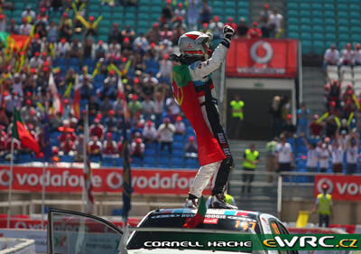 Armindo Araújo - Miguel Ramalho
43º Vodafone Rally de Portugal 2009. Mitsubishi Lancer Evo IX. Clasificado 9º.
Ralliart Italia

Del 2 al 5 de Abril, Faro.
Superficie: tierra.

El Rally tenia un total de 1164.99 km de los que 361.36 km divididos en 3 etapas y18 tramos eran cronometrados.

Tomaron la salida 70 equipos, finalizaron 41.

© Cornell Hache
@@
Palabras clave: Mitsubishi;Lancer;Portugal;2009