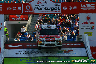 Martin Prokop - Jan Tománek
43º Vodafone Rally de Portugal 2009. Mitsubishi Lancer Evo IX. Clasificado 10º.

Del 2 al 5 de Abril, Faro.
Superficie: tierra.

El Rally tenia un total de 1164.99 km de los que 361.36 km divididos en 3 etapas y18 tramos eran cronometrados.

Tomaron la salida 70 equipos, finalizaron 41.

© Monica Parisotto
@@
