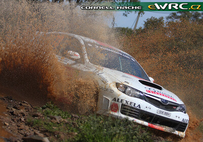 Ott Tänak - Kristo Kraag
43º Vodafone Rally de Portugal 2009. Subaru Impreza STi N14 (506 BBH). Clasificado 20º.
MM Motorsport

Del 2 al 5 de Abril, Faro.
Superficie: tierra.

El Rally tenia un total de 1164.99 km de los que 361.36 km divididos en 3 etapas y18 tramos eran cronometrados.

Tomaron la salida 70 equipos, finalizaron 41.

© Cornell Hache
@@
Palabras clave: ;Subaru;Impreza;Portugal;2009