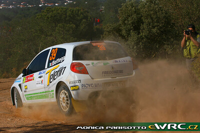 Alessandro Bettega - Simone Scattolin
43º Vodafone Rally de Portugal 2009. Renault Clio R3 (DF 400 TV). Clasificado 34º.
TRT srl

Del 2 al 5 de Abril, Faro.
Superficie: tierra.

El Rally tenia un total de 1164.99 km de los que 361.36 km divididos en 3 etapas y18 tramos eran cronometrados.

Tomaron la salida 70 equipos, finalizaron 41.

© Monica Parisotto
@@
Palabras clave: Renault;Clio;Portugal;2009