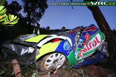Jari-Matti Latvala - Miikka Anttila
43º Vodafone Rally de Portugal 2009. Ford Focus RS WRC '08 (PX08 AXD). Abandonó por accidente en SS4 Malhão 1 de 22.04 km.
BP Ford Abu Dhabi WRT

Del 2 al 5 de Abril, Faro.
Superficie: tierra.

El Rally tenia un total de 1164.99 km de los que 361.36 km divididos en 3 etapas y18 tramos eran cronometrados.

Tomaron la salida 70 equipos, finalizaron 41.

© Greg Roslon
@@
Palabras clave: ;Ford;Focus;Portugal;2009;Crash
