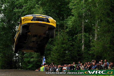 Evgeniy Novikov - Dale Moscatt
59º Neste Oil Rally Finland 2009. Citröen C4 WRC (723 EGZ 78). Abandonó por accidente en SS14 Leustu 2 de 21.35 Km.

Del 30 de Julio al 2 de Agosto, Jyväskylä, Finlandia.
Superficie: tierra.

El Rally tenía un total de 1449.61 km de los que 345 Km divididos en 23 tramos eran especiales.

Tomaron la salida 90 equipos, finalizaron 60.

Foto 2 de 3
© Greg Roslon
@@
Palabras clave: Citroen;WRC;Finlandia;2009