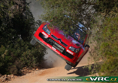 Conrad Rautenbach - Daniel Barritt
43º Vodafone Rally de Portugal 2009. Citröen C4 WRC (886 EHK 78). Abandonó por salida de pista y posterior incendio en SS17 São Brás Alportel 2 de 16.23 km.
Citroën Junior Team

Del 2 al 5 de Abril, Faro.
Superficie: tierra.

El Rally tenia un total de 1164.99 km de los que 361.36 km divididos en 3 etapas y18 tramos eran cronometrados.

Tomaron la salida 70 equipos, finalizaron 41.

© Cornell Hache
@@
Palabras clave: Citroen;WRC;Portugal;2009