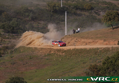 Conrad Rautenbach - Daniel Barritt
43º Vodafone Rally de Portugal 2009. Citröen C4 WRC (886 EHK 78). Abandonó por salida de pista y posterior incendio en SS17 São Brás Alportel 2 de 16.23 km.
Citroën Junior Team

Del 2 al 5 de Abril, Faro.
Superficie: tierra.

El Rally tenia un total de 1164.99 km de los que 361.36 km divididos en 3 etapas y18 tramos eran cronometrados.

Tomaron la salida 70 equipos, finalizaron 41.

© Cornell Hache
@@
Palabras clave: Citroen;WRC;Portugal;2009