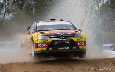 Petter Solberg - Phil Mills
7º Rally Mexico 2010. Citroën C4 WRC (AL-289-AN). Clasificado 2º.

Del 3 al 7 de Marzo, León.
Superficie: tierra.

El Rally tenia un total de 877.53 km de los que 354.60 km divididos en 3 etapas y 22 tramos eran cronometrados (1 de ellos fue cancelado SS20 Sauz Seco de 7.05 km)

Tomaron la salida 30 equipos, finalizaron 25.

© Pavel Hrabovský
@
Palabras clave: Petter_Solberg;Citroen;WRC;Mexico;2010