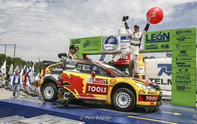 Petter Solberg - Phil Mills
7º Rally Mexico 2010. Citroën C4 WRC (AL-289-AN). Clasificado 2º.

Del 3 al 7 de Marzo, León.
Superficie: tierra.

El Rally tenia un total de 877.53 km de los que 354.60 km divididos en 3 etapas y 22 tramos eran cronometrados (1 de ellos fue cancelado SS20 Sauz Seco de 7.05 km)

Tomaron la salida 30 equipos, finalizaron 25.

© Petr Sagner
@
Palabras clave: Petter_Solberg;Citroen;WRC;Mexico;2010
