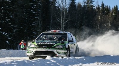 Matthew Wilson - Scott Martin
58º Rally Sweden 2010. Ford Focus RS WRC '08 (1 ES). Clasificado 7º.

Del 10 al 14 de Febrero, Karlstad, Suecia.
Superficie: nieve - hielo.

El Rally tenia un total de 1879.23 km de los que 345.15 km divididos en 3 etapas y 21 tramos eran cronometrados.

Tomaron la salida 55 equipos, finalizaron 43.

© Petr Eliáš
@@
Palabras clave: Ford;Focus;WRC;Suecia;2010;Nieve