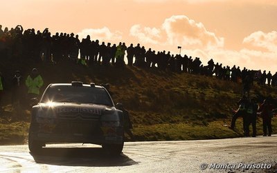 Kimi Räikkönen - Kaj Lindström
66º Wales Rally GB 2010. Citröen C4 WRC (AL-730-AR). Clasificado 8º.

Del 10 al 14 de Noviembre, Cardiff.
Superficie: tierra.

El Rally teni­a un total de 1598.74 km de los que 344.66 km divididos en 3 etapas y 20 tramos eran cronometrados.

Se inscribieron 63 equipos, tomaron la salida 61, finalizaron 45.

© Monica Parisotto
@@
Palabras clave: Kimi_Raikkonen;Citroen;WRC;Gran_Bretaña;2010