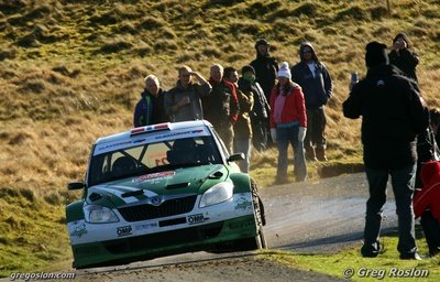 Andreas Mikkelsen - Ola Fløene
66º Wales Rally GB 2010. Skoda Fabia S2000. Clasificado 10º.
Czech Ford National Team

Del 10 al 14 de Noviembre, Cardiff.
Superficie: tierra.

El Rally teni­a un total de 1598.74 km de los que 344.66 km divididos en 3 etapas y 20 tramos eran cronometrados.

Se inscribieron 63 equipos, tomaron la salida 61, finalizaron 45.

© Greg Roslon
@@
Palabras clave: Andreas_Mikkelsen;Skoda;Fabia;Gran_Bretaña;2010