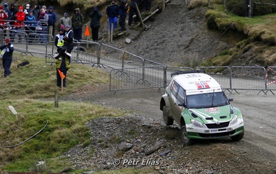 Andreas Mikkelsen - Ola Fløene
66º Wales Rally GB 2010. Skoda Fabia S2000. Clasificado 10º.
Czech Ford National Team

Del 10 al 14 de Noviembre, Cardiff.
Superficie: tierra.

El Rally teni­a un total de 1598.74 km de los que 344.66 km divididos en 3 etapas y 20 tramos eran cronometrados.

Se inscribieron 63 equipos, tomaron la salida 61, finalizaron 45.

© Petr Eliáš
@@
Palabras clave: ;Skoda;Fabia;Gran_Bretaña;2010
