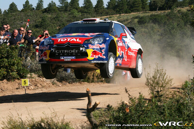 Sébastien Loeb - Daniel Elena
8º Rally d'Italia Sardegna 2011. Citroën DS3 WRC (BF-735-XB). Clasificado 1º.
Citroën Total WRT

Del 5 al 8 de Mayo, Olbia, Cerdeña, Italia.
Superficie: tierra.

El Rally constaba de 3 etapas con un total de 1183.52 km de los que 339.70 km divididos en 18 tramos eran cronometrados.

Tomaron la salida 63 equipos, finalizaron 32.

© Tereza Maršálková

Palabras clave: Citroen;WRC;Cerdeña;Italia;2011