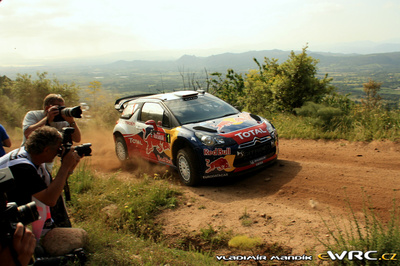 Sébastien Loeb - Daniel Elena
8º Rally d'Italia Sardegna 2011. Citroën DS3 WRC (BF-735-XB). Clasificado 1º.
Citroën Total WRT

Del 5 al 8 de Mayo, Olbia, Cerdeña, Italia.
Superficie: tierra.

El Rally constaba de 3 etapas con un total de 1183.52 km de los que 339.70 km divididos en 18 tramos eran cronometrados.

Tomaron la salida 63 equipos, finalizaron 32.

© Vladimír Mandík jr.

Palabras clave: Citroen;WRC;Cerdeña;Italia;2011