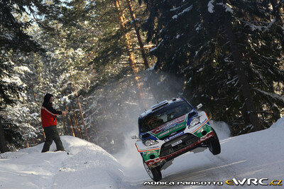 Mikko Hirvonen - Jarmo Lehtinen
59º Rally Sweden 2011. Ford Fiesta RS WRC (PX60 AVJ). Clasificado 1º.
Ford Abu Dhabi WRT

Del 10 al 13 de Febrero, Karlstad.
Superficie: nieve - hielo.

El Rally constaba de 3 etapas con un total de 2059.89 km de los que 351.24 km divididos en 22 tramos eran cronometrados.

Tomaron la salida 45 equipos, finalizaron 34.

© Monica Parisotto

Palabras clave: Ford;Fiesta;WRC;Suecia;2011