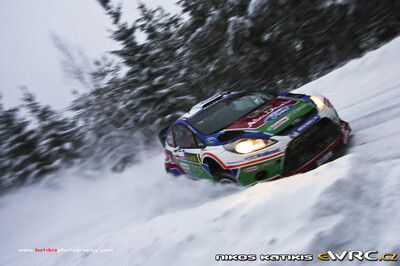 Mikko Hirvonen - Jarmo Lehtinen
59º Rally Sweden 2011. Ford Fiesta RS WRC (PX60 AVJ). Clasificado 1º.
Ford Abu Dhabi WRT

Del 10 al 13 de Febrero, Karlstad.
Superficie: nieve - hielo.

El Rally constaba de 3 etapas con un total de 2059.89 km de los que 351.24 km divididos en 22 tramos eran cronometrados.

Tomaron la salida 45 equipos, finalizaron 34.

© Nikos Katikis

Palabras clave: Ford;Fiesta;WRC;Suecia;2011