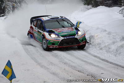 Mikko Hirvonen - Jarmo Lehtinen
59º Rally Sweden 2011. Ford Fiesta RS WRC (PX60 AVJ). Clasificado 1º.
Ford Abu Dhabi WRT

Del 10 al 13 de Febrero, Karlstad.
Superficie: nieve - hielo.

El Rally constaba de 3 etapas con un total de 2059.89 km de los que 351.24 km divididos en 22 tramos eran cronometrados.

Tomaron la salida 45 equipos, finalizaron 34.

© Roman Tihlarik

Palabras clave: Ford;Fiesta;WRC;Suecia;2011